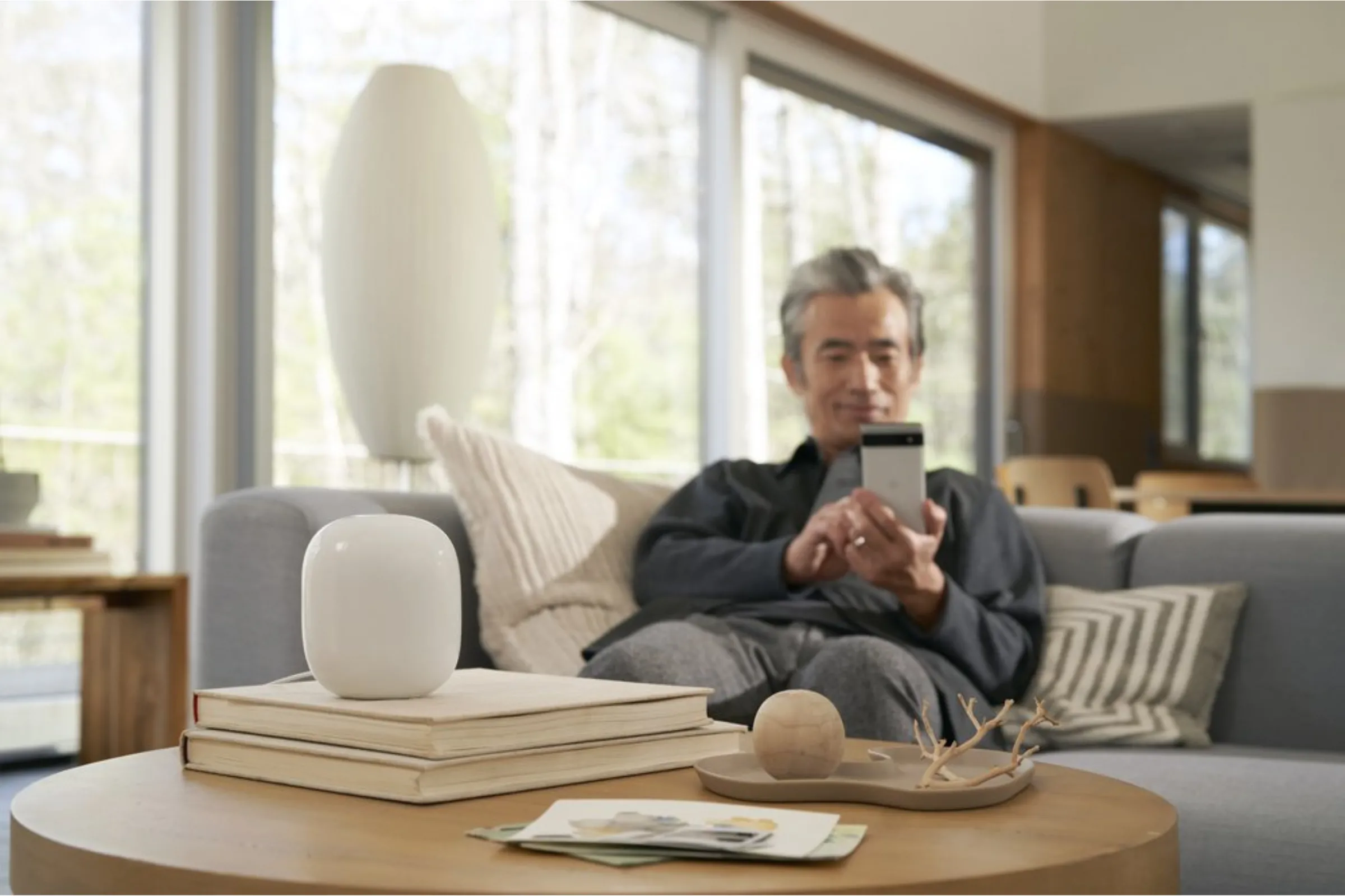 Thiết bị Google Nest minh họa tích hợp giao thức Matter và Thread trong hệ sinh thái nhà thông minh, cho phép kết nối các thiết bị IoT tiêu thụ ít năng lượng.