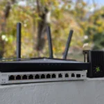 Thiết bị mạng như bộ định tuyến TP-Link và bộ chuyển mạch Zyxel, tượng trưng cho hạ tầng mục tiêu của các cuộc tấn công DDoS quy mô lớn.