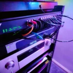 Thiết bị mạng và server trong trung tâm dữ liệu, minh họa việc chia sẻ ổ đĩa ảo qua mạng