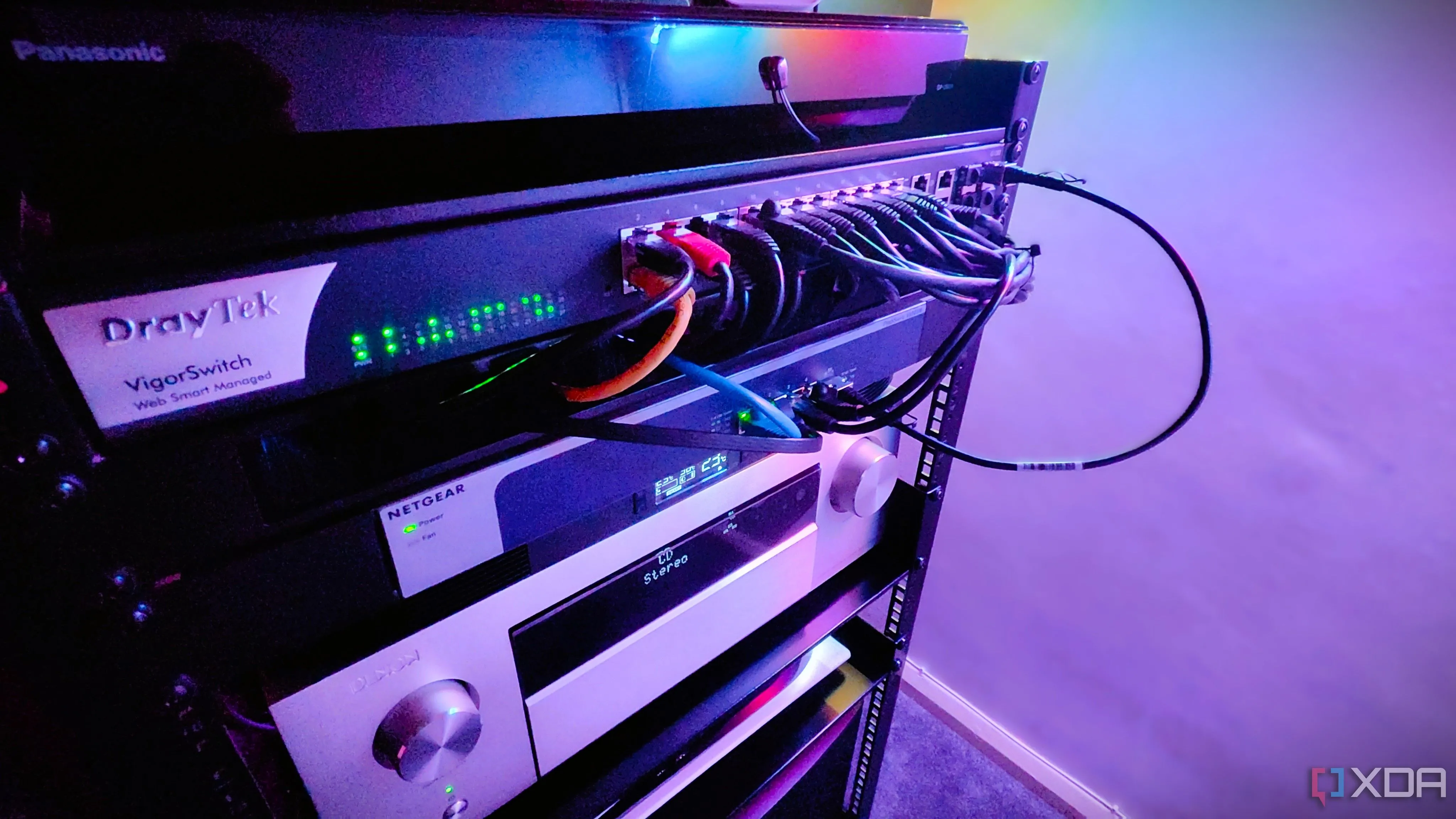 Thiết bị mạng và server trong trung tâm dữ liệu, minh họa việc chia sẻ ổ đĩa ảo qua mạng