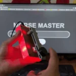 Thiết bị Morse Master và giao diện ứng dụng web hiển thị cách học Morse code với Raspberry Pi Pico, đèn LED phát sáng minh họa các ký tự chấm và gạch ngang.