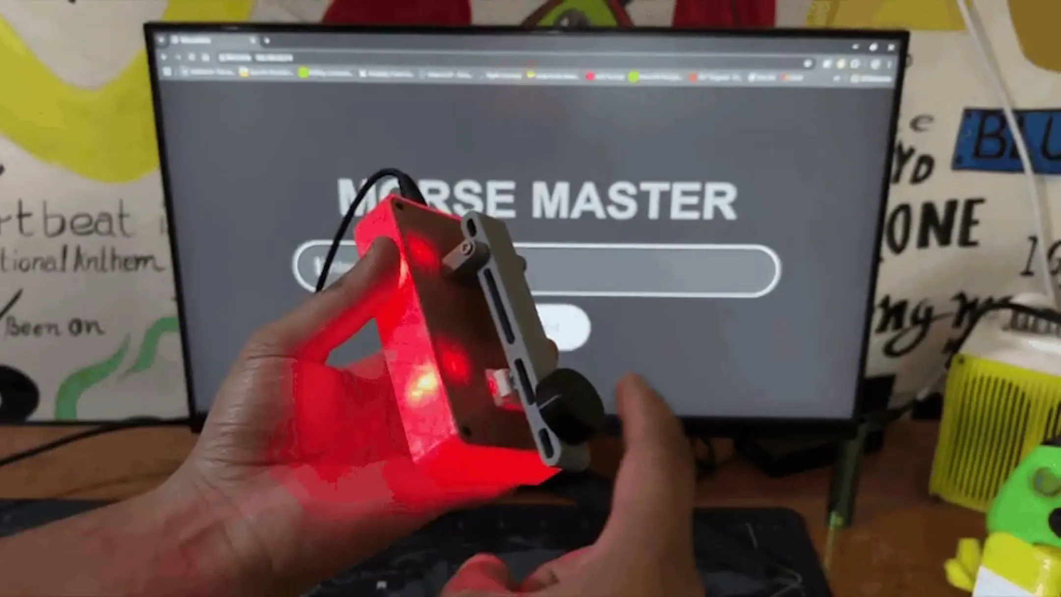 Thiết bị Morse Master và giao diện ứng dụng web hiển thị cách học Morse code với Raspberry Pi Pico, đèn LED phát sáng minh họa các ký tự chấm và gạch ngang.
