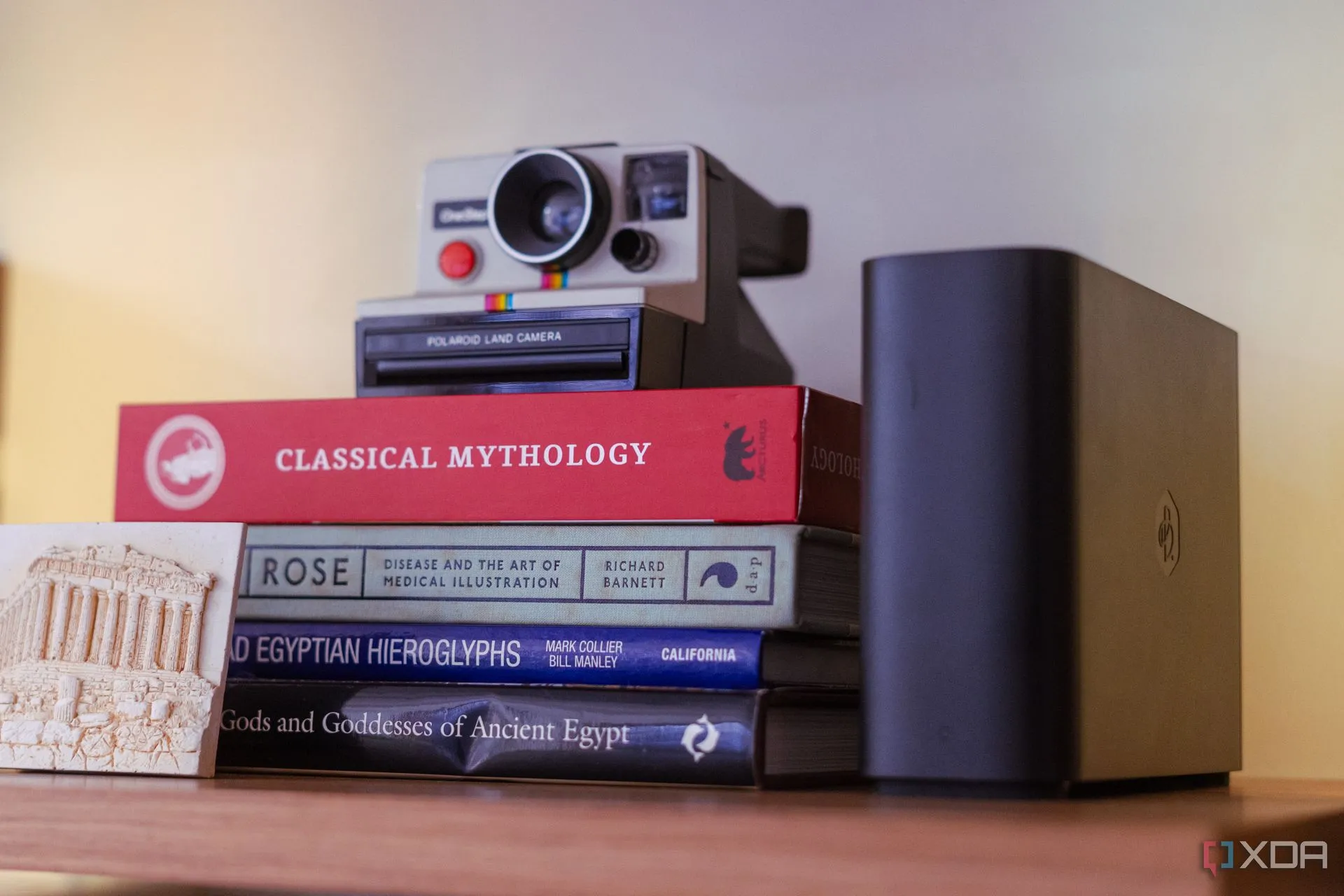 Thiết bị NAS Synology BeeStation nhỏ gọn trên giá sách
