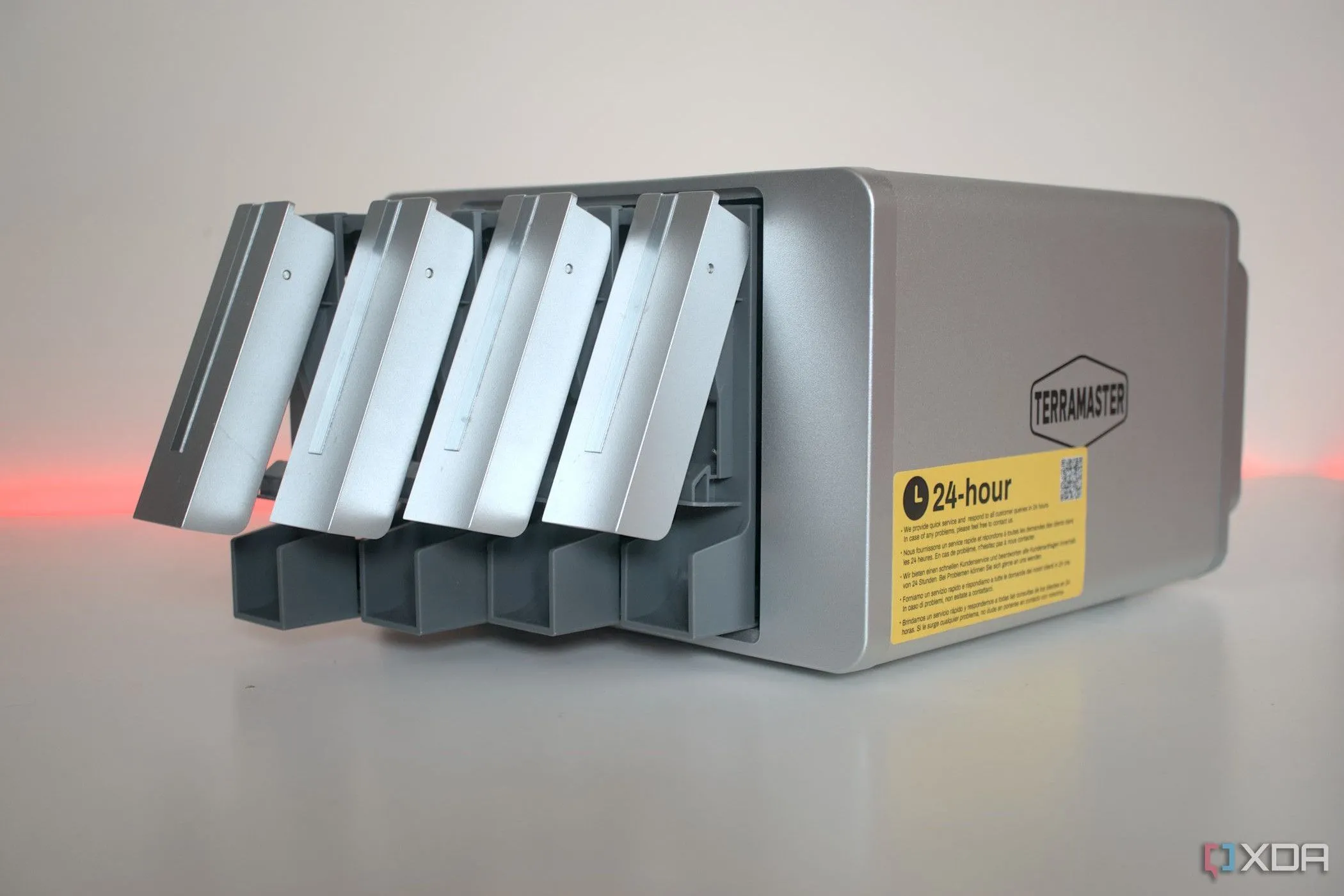 Thiết bị NAS TerraMaster F4-423 với thiết kế vỏ nhôm, hiển thị các khay ổ đĩa