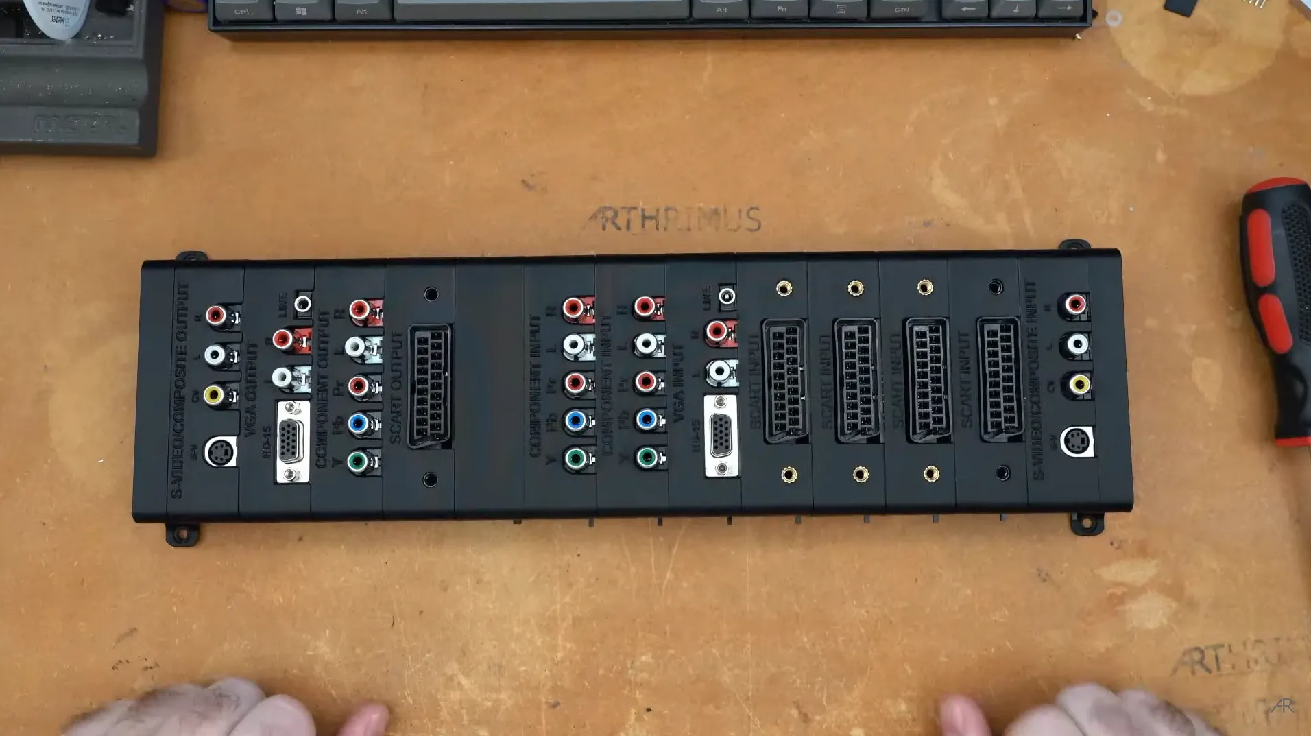 Thiết bị Scalable Video Switch, giải pháp kết nối và chuyển đổi nhiều hệ máy game console retro một cách tiện lợi.