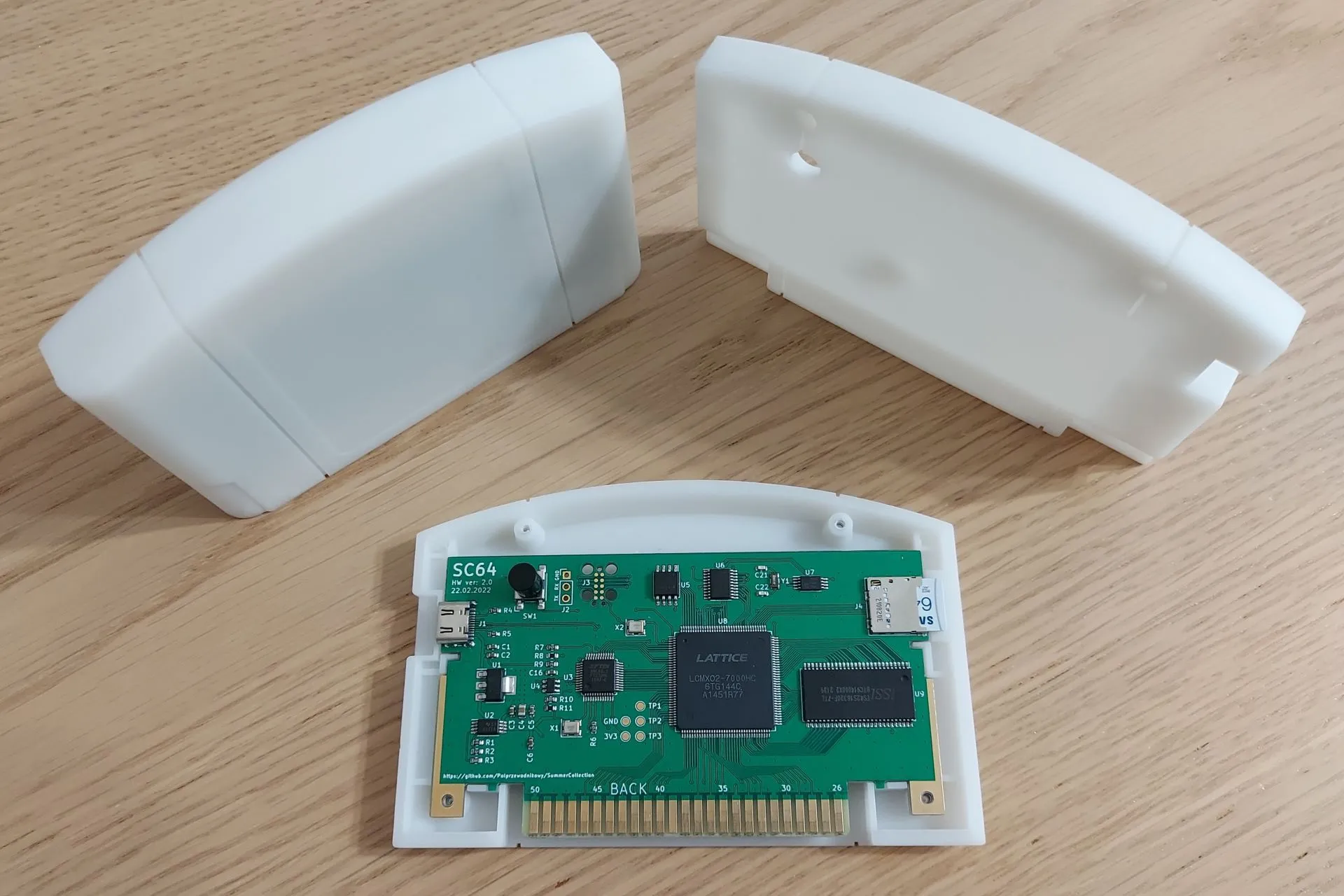 Thiết kế bên trong của SummerCart64, một loại flash cart cho phép chơi ROM game Nintendo 64 trực tiếp trên console gốc.