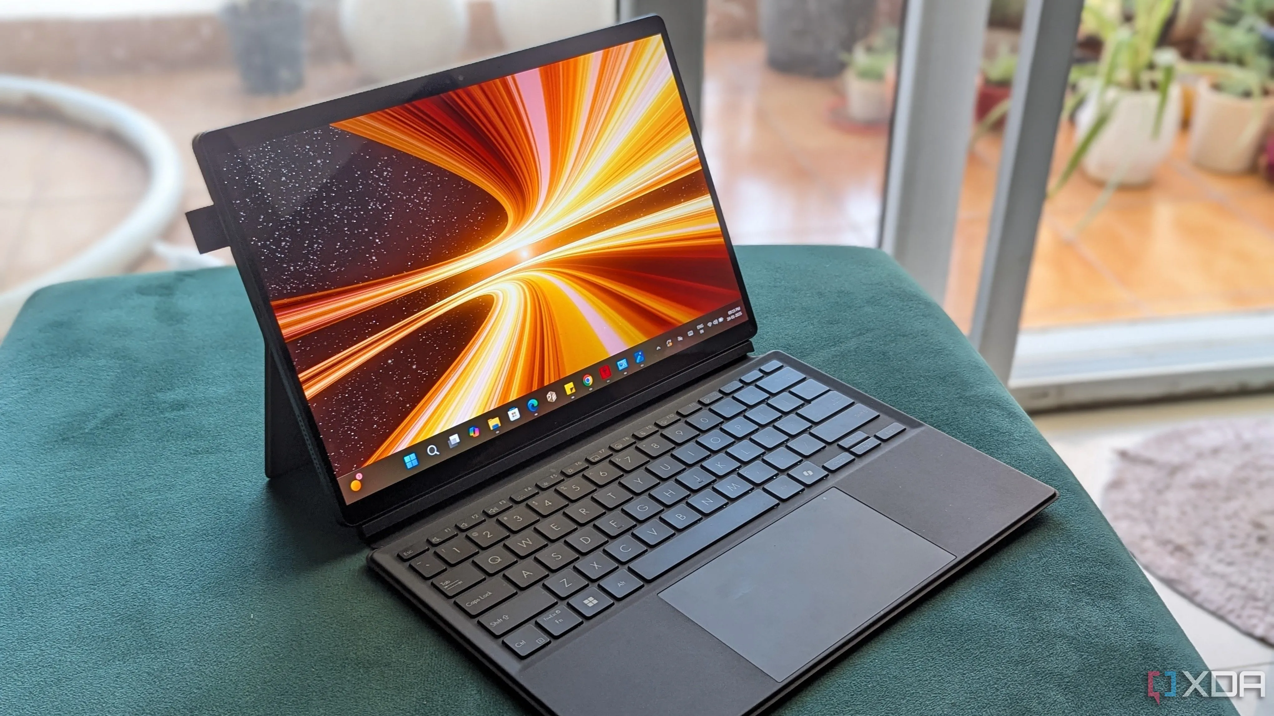 Thiết kế mỏng nhẹ và linh hoạt của Asus ProArt PZ13 với màu xanh đặc trưng