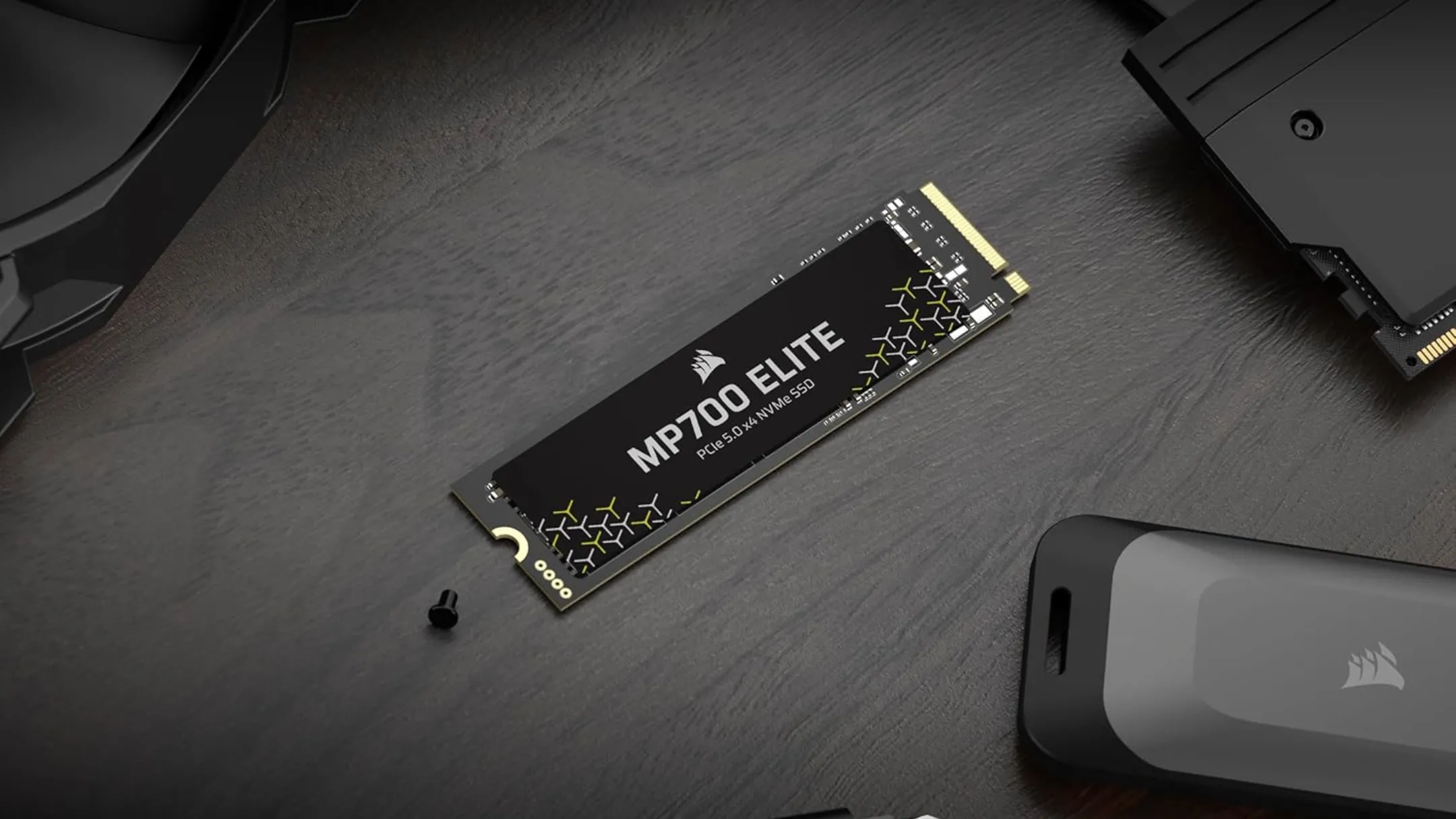 Thiết kế nhỏ gọn của SSD Corsair MP700 Elite M.2 trên bàn làm việc