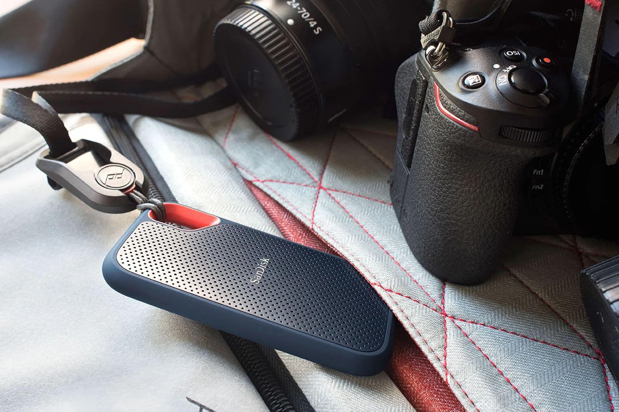 Thiết kế nhỏ gọn và chắc chắn của ổ cứng di động SanDisk Extreme