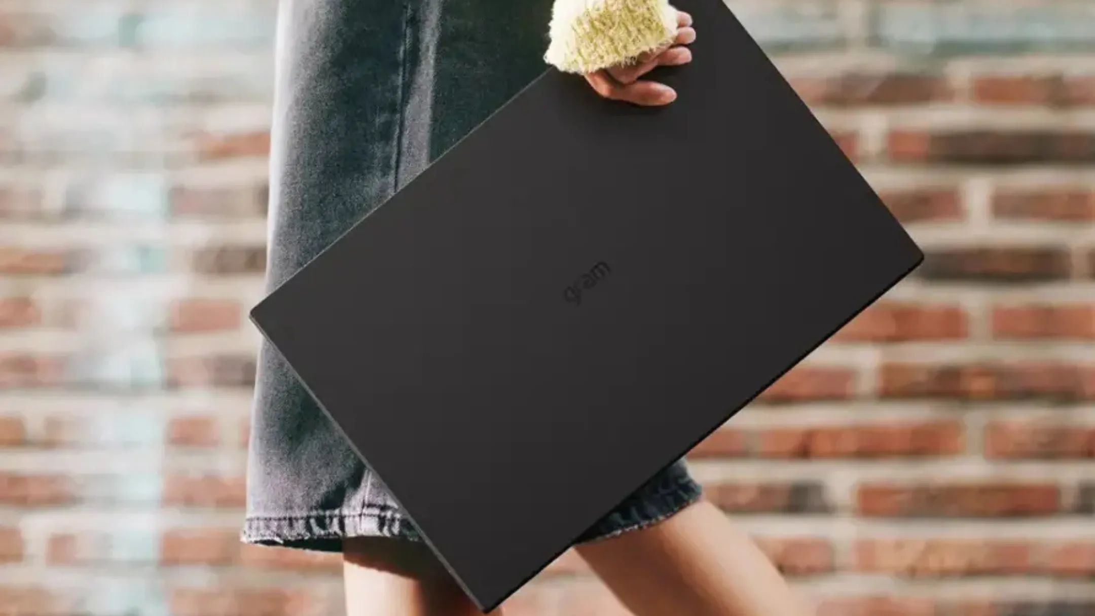 Thiết kế thực tế của LG Gram 17 trên bàn làm việc, nổi bật với sự mỏng nhẹ đáng kinh ngạc