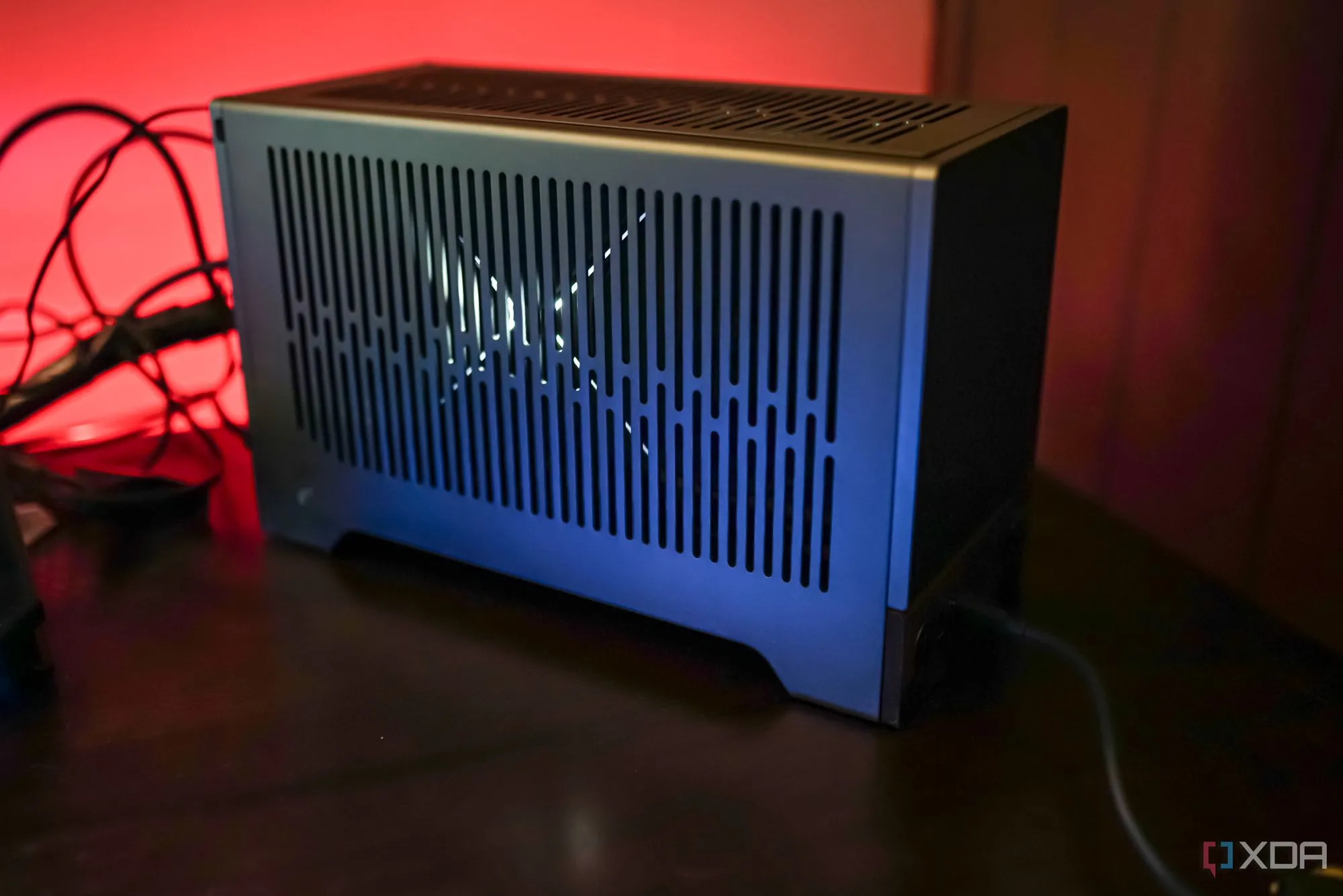 Thùng máy Fractal Terra nhỏ gọn chứa PC gaming cao cấp, minh họa khả năng quản lý nhiệt hiệu quả của GPU được tối ưu.