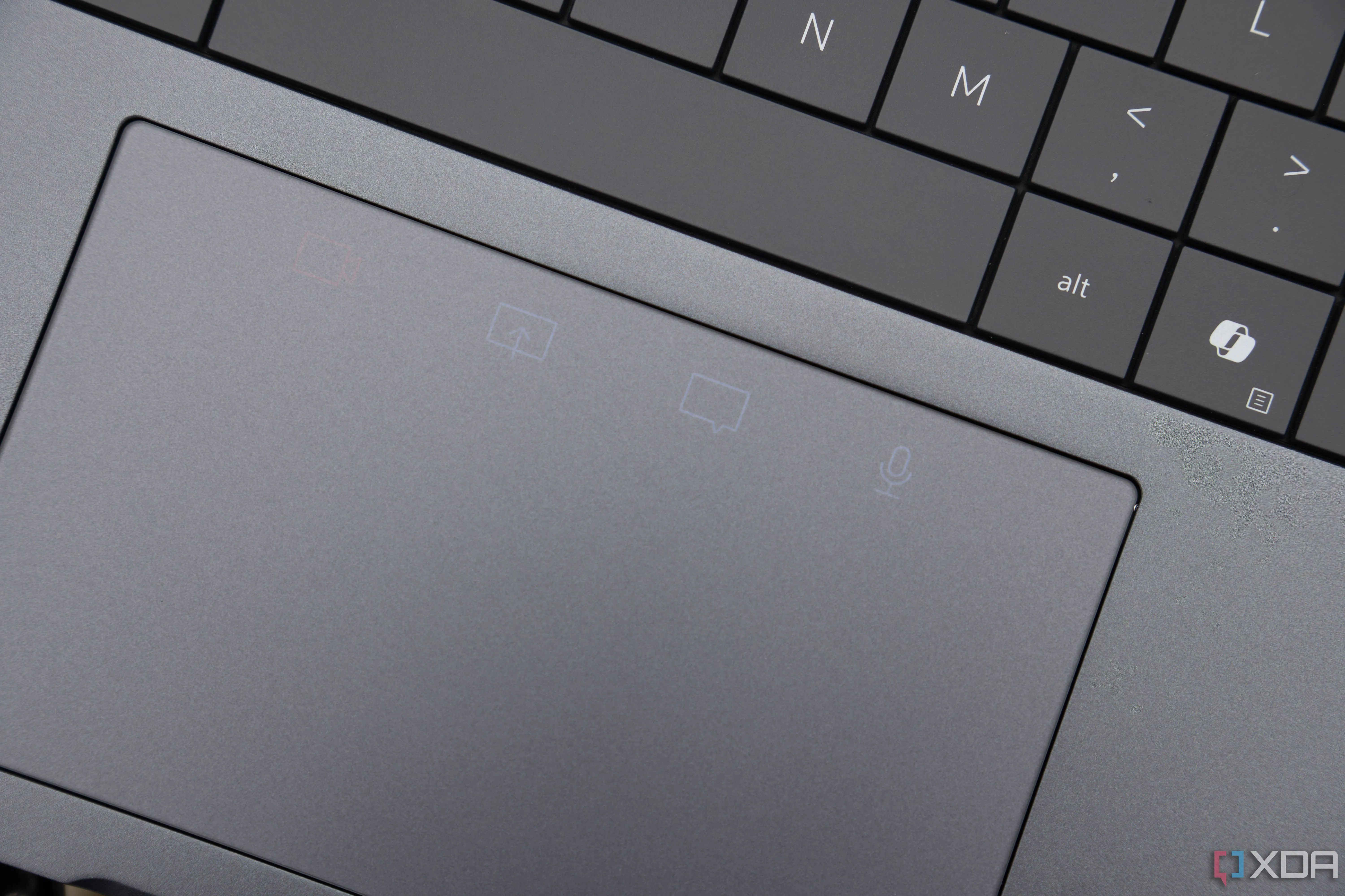 Touchpad Dell Pro 14 Premium với các biểu tượng điều khiển cuộc gọi nổi bật, hỗ trợ cộng tác hiệu quả