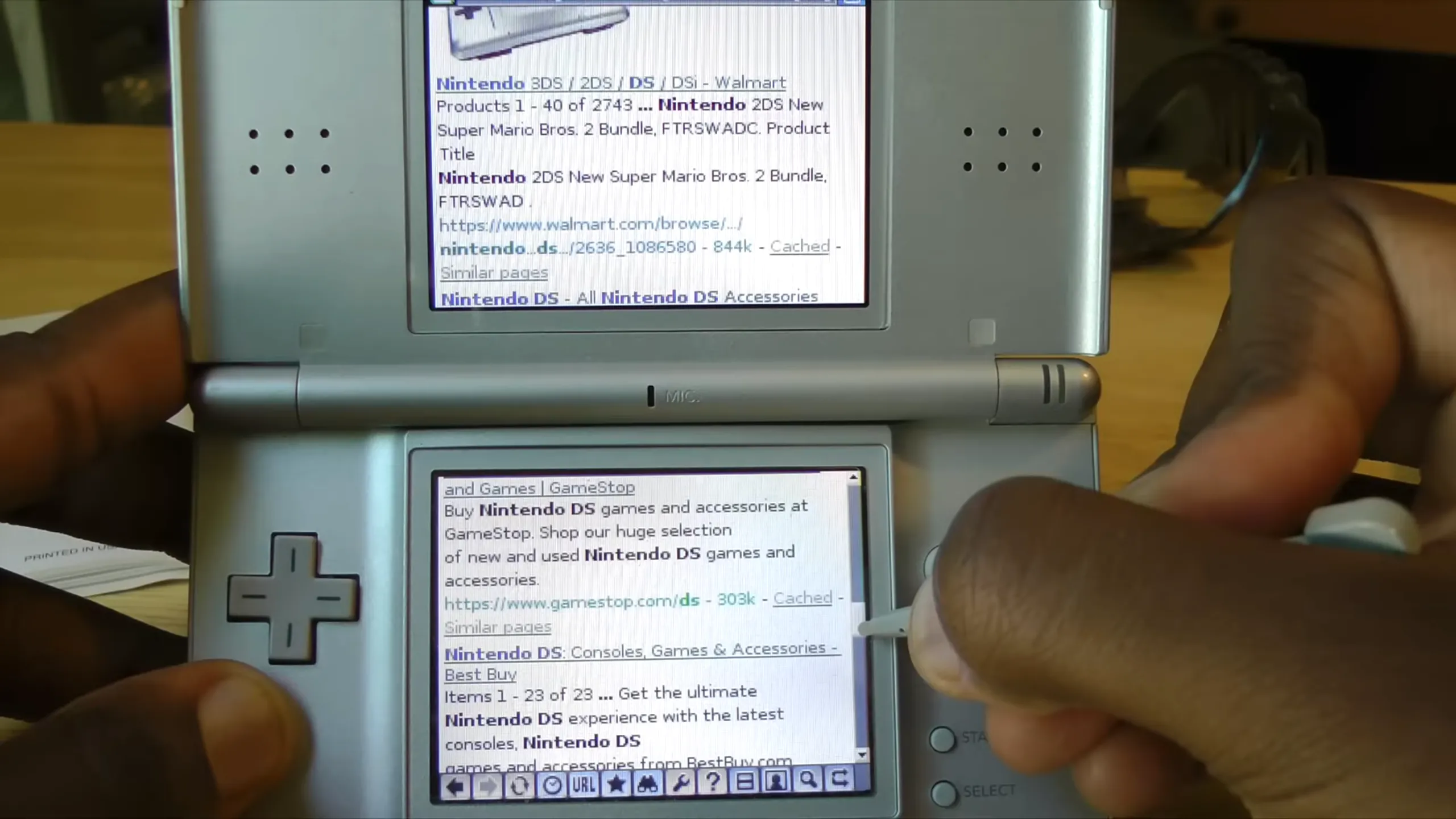 Trình duyệt web của Nintendo DS hiển thị kết quả tìm kiếm Google trên hai màn hình, cho thấy tính năng độc đáo và khả năng giả lập màn hình kép của hệ máy Nintendo DS trên PC.