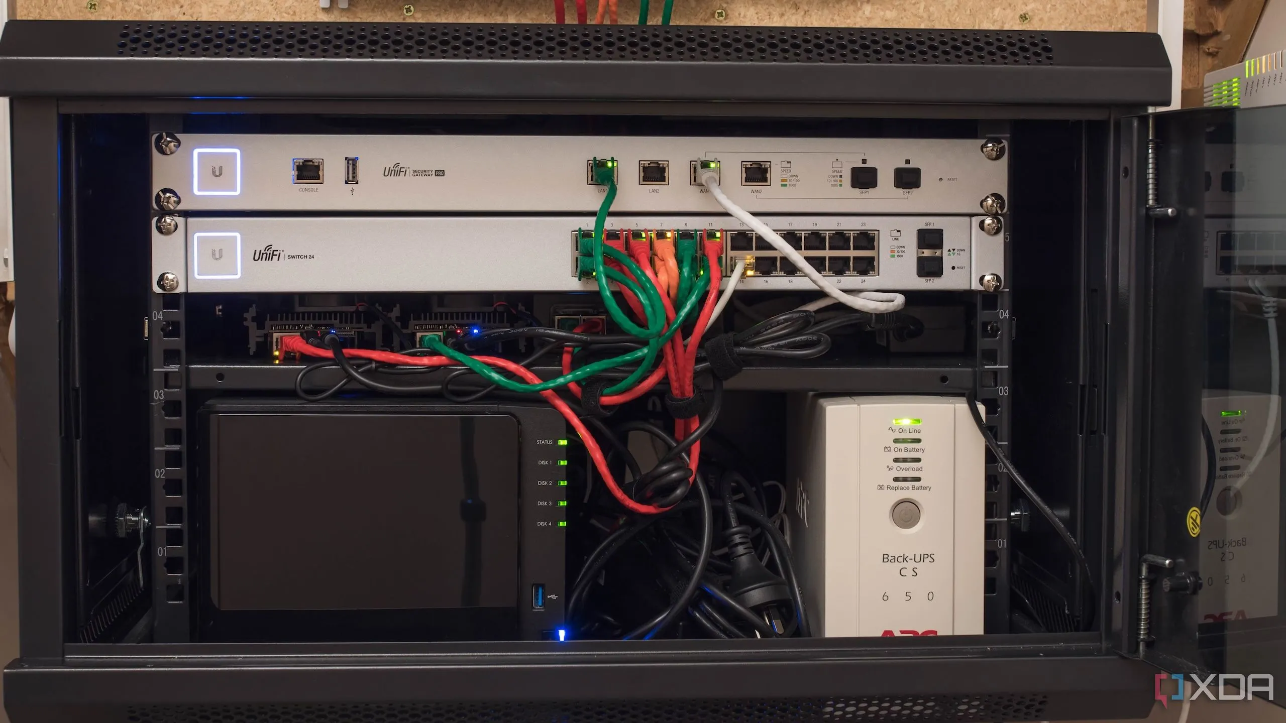 Tủ máy chủ Home Lab tượng trưng cho môi trường thử nghiệm phức tạp, minh họa lợi ích của WSL trong việc thử nghiệm an toàn mà không ảnh hưởng hệ thống chính.