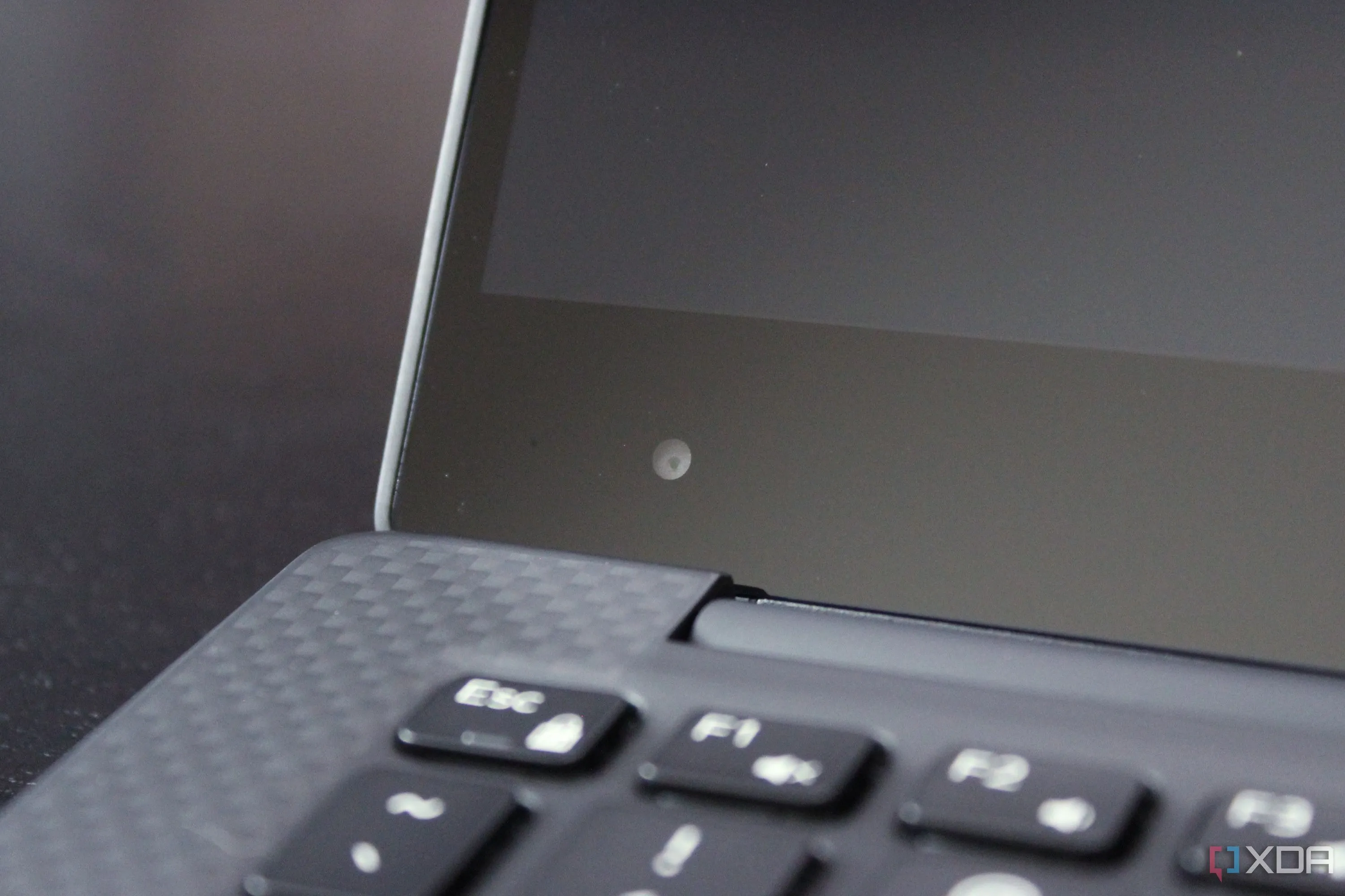 Webcam của laptop Dell XPS 13, biểu tượng cho việc giám sát cấp độ thiết bị và thu thập dữ liệu người dùng mà VPN không thể chặn.