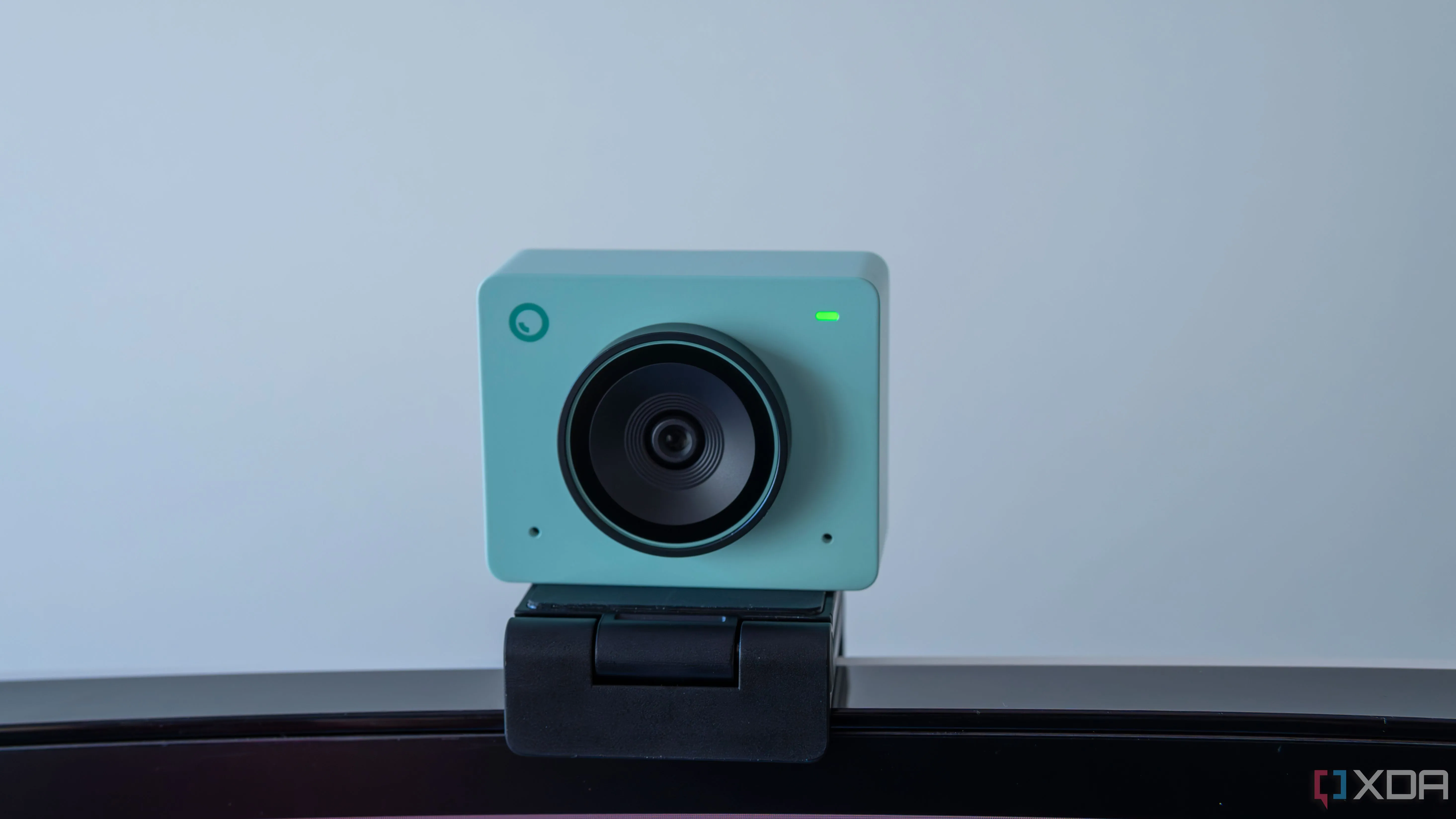 Webcam Obsbot Meet 2 màu xanh Aurora gắn trên màn hình